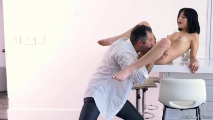 Худышка разделась наголо и отдалась папке №4