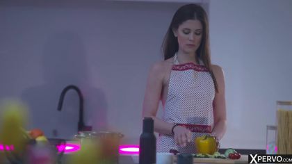 Очкарик трахает на кухне сучку в красивом белье №1