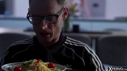 Очкарик трахает на кухне сучку в красивом белье №10