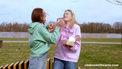 Подружки ласкают письки после романтической прогулки №1