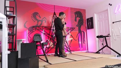 Мужик доминирует над красоткой и страстно ебет №1