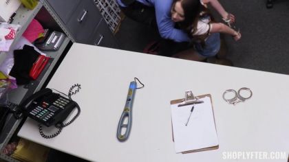 Воровка задержана охранником и выебана №1