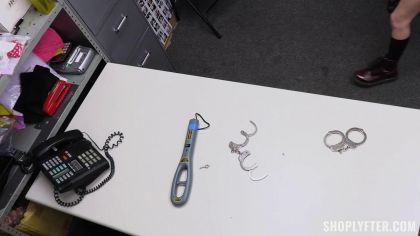 Воровка задержана охранником и выебана №2