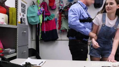 Воровка задержана охранником и выебана №3