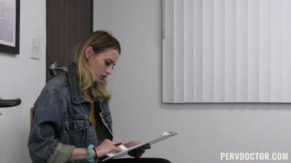 Врач с медсестрой выебали молодую пациентку №1