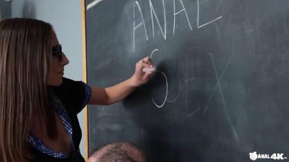 Подготовил телку игрушкой к анальному сексу №1