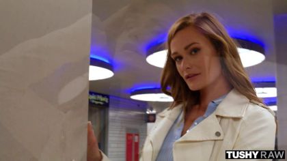 Горячая сучка хочет кончать от анального траха №1