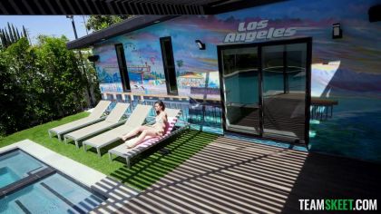 Грудастая сучка ебется с соседом у бассейна №2