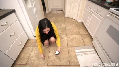 Брюнетка села на лицо и член горячего брата №1