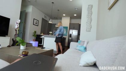 Папка засадил дочке с красивой попкой после отсоса №4