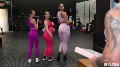 Три спортсменки ебутся с качком в тренажерке №1