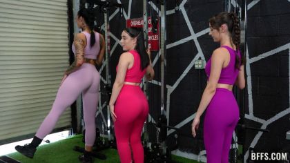 Три спортсменки ебутся с качком в тренажерке №2