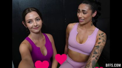 Три спортсменки ебутся с качком в тренажерке №4