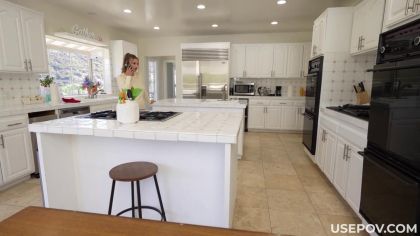 Подруга с большими сиськами хочет на пенис вместо тениса №1