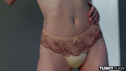 Блондинка растянула очко игрушкой и членом парня №1