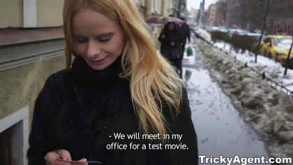 Зрелая актриса в белом белье раком натягивается на елду режиссера №1