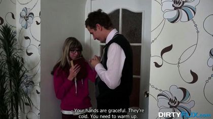 Студентка в очках боится огромного члена парня, поэтому натирает его только ладонями №2