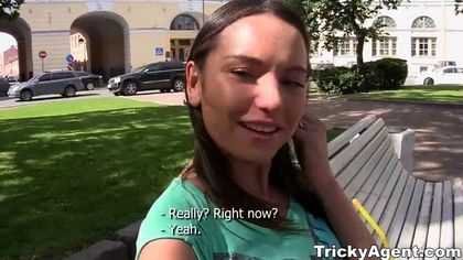 Зрелый агент снимает синюю майку и джинсы, чтобы поить голую модель в ротик и пилотку на софе №1