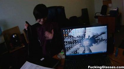 Девка отвлекает парня программиста стриптизом и классным сексом №2