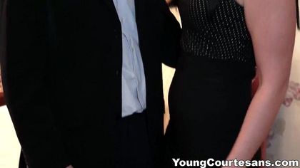 Красавчик привез коллегу с работы, полизал ей щель между ножек в чулках и сунул туда крепкий хрен №3