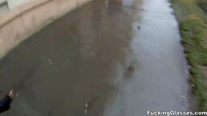 Девка в черном лифчике ебется на кровати с мужем и снимает домашку №1