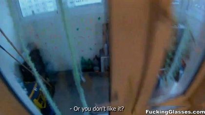 Девка в черном лифчике ебется на кровати с мужем и снимает домашку №2