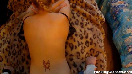 Девка в черном лифчике ебется на кровати с мужем и снимает домашку №3