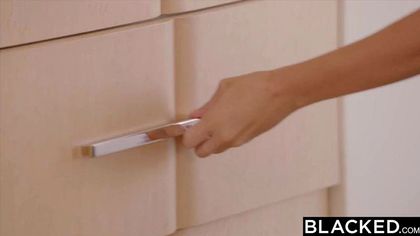 Негр натягивает до яиц глубокую вагину белой домохозяйки с серебряным ожерельем на хер №1