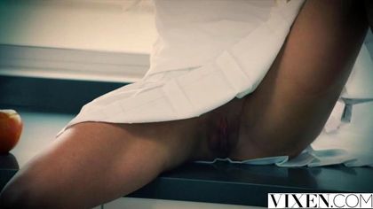 Шеф-повар готовит ужин для состоятельной хозяйки, а затем ебет ее и поит спермой №1