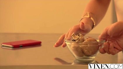 Шеф-повар готовит ужин для состоятельной хозяйки, а затем ебет ее и поит спермой №2