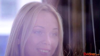 Блонди в розовой маечке соблазнила лучшего друга ради нежного секса №1