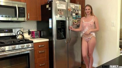 Девушка показывает домашний стриптиз спортсмену и готова к проебу №1