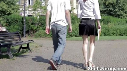 Худышка в очках нежно сделала минет тонкому члену приятеля №1