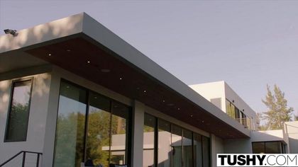 Девушка все утро подставляет горло и анус под громадный хер хоккеиста №1