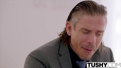 Два зрелых самца пускают по кругу блондинку, обожающую работать очком №1