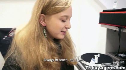 Актриса успешно ебется на кастинге со староватым продюсером ради роли №1