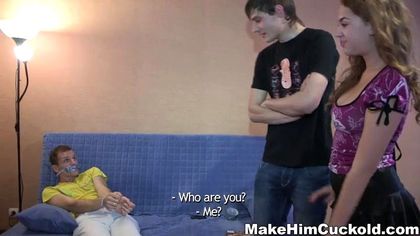 Девушка отсасывает огромный хуй друга перед связанным бойфрендом на синем диване №3