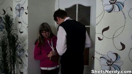 Студент уломал одногруппницу в очках поработать дырками до кончи на его палке №4