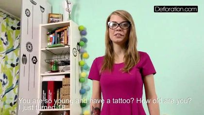 Блонди стягивает фиолетовое платье и светит мелкими сиськами и писюшкой №1