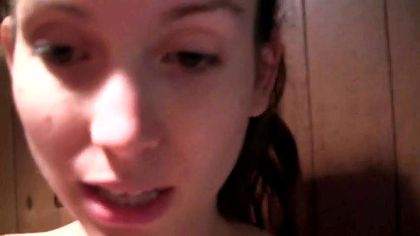 Горничная в красном платье в подсобке полирует член постояльца отеля ротиком и писей №1