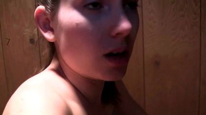 Горничная в красном платье в подсобке полирует член постояльца отеля ротиком и писей №5