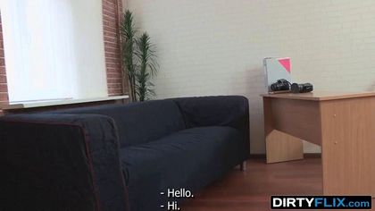 Развратница стягивает джинсы с трусами с режиссера и получает работу после горлового минета №1