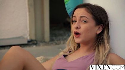 Мулатка на коленях давится в процессе минета большим белым фаллосом №1