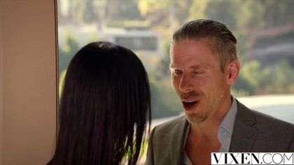 Мулатка на коленях давится в процессе минета большим белым фаллосом №2