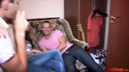 Два друга ебутся в комнате с симпатичными девушками и поят их кончой №1