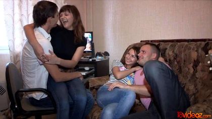 Два друга ебутся в комнате с симпатичными девушками и поят их кончой №2