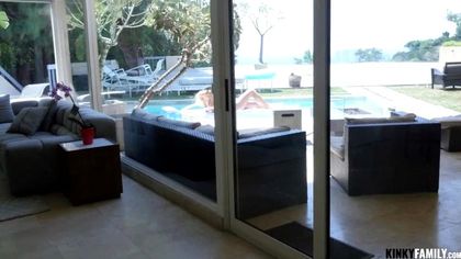 Скромница согласилась показать на видеокамеру висячие сиськи и нежную писечку №1