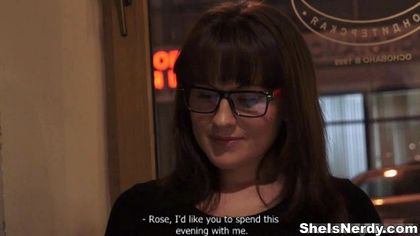 Брюнетка сняла черное платье и в розовых стрингах уселась на пенис друга №1