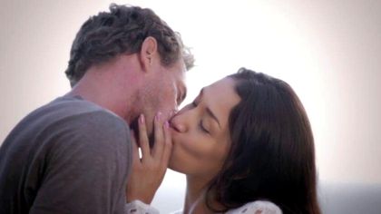 Кучерявый мужчина осторожно садит красотку писюлей на хуец №1