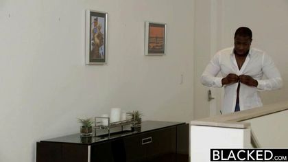 Белая в чулочках полирует елду черного друга нежным ротиком стоя на четвереньках №2